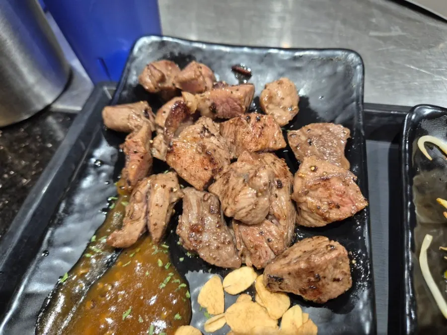 먹기 좋게 잘려 나온 황제 갈비살 스테이크