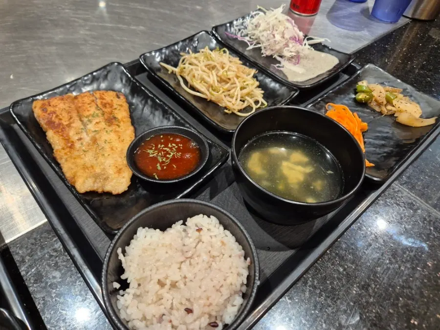 카렌 흰살 생선 스테이크 한 상 구성