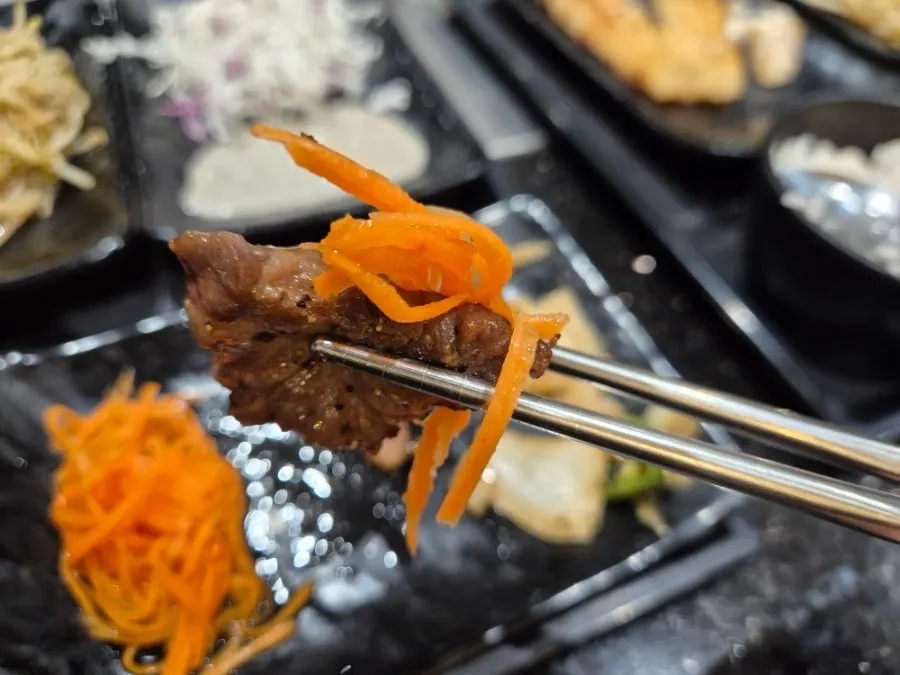 카렌 테이블에 차려진 철판 스테이크 세 종류
