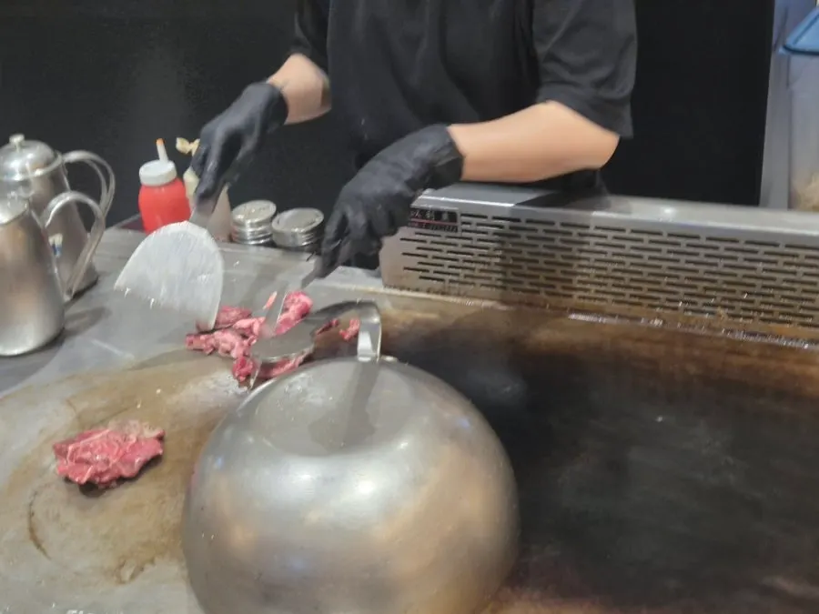 카렌 스테이크와 반찬이 놓인 식탁
