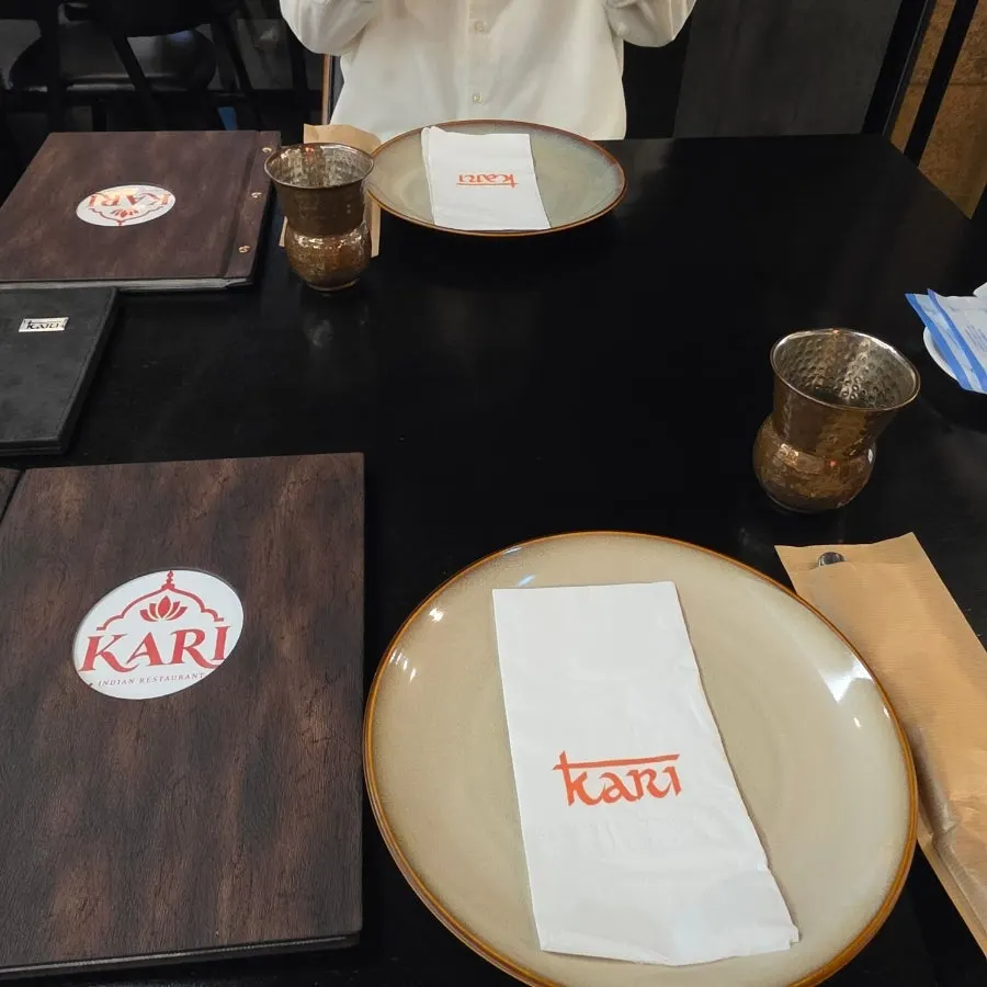 카리 메뉴판과 물이 놓인 테이블