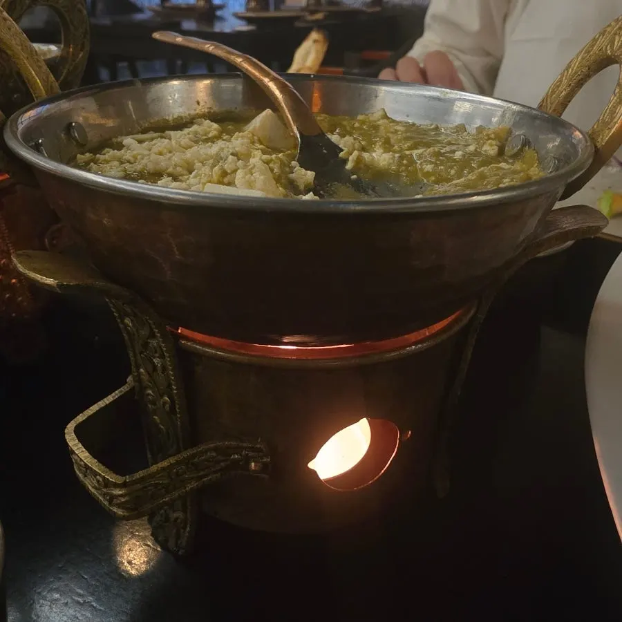 그릇 아래 불이 놓인 커리와 난 상차림