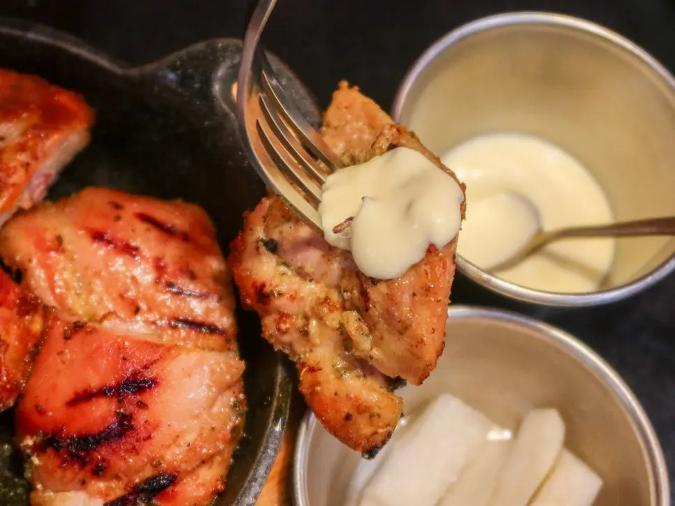 Tandoori chicken served with yogurt dipping sauce