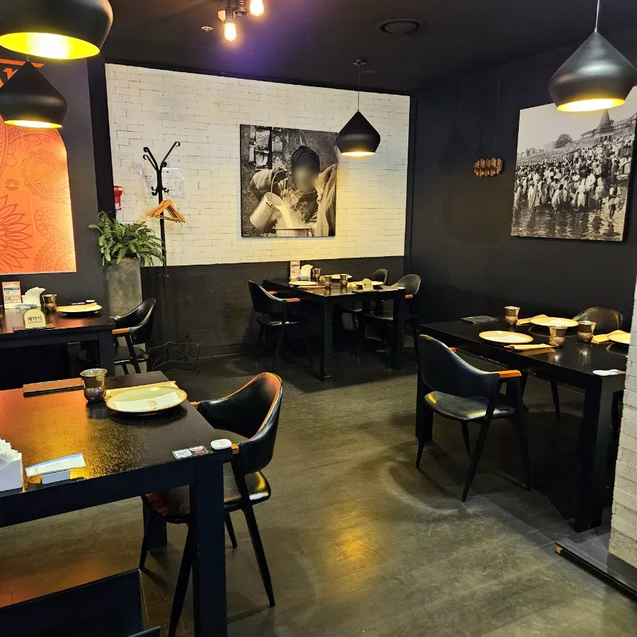Exotic-feeling interior of Kari Bundang Jeongja Café Branch