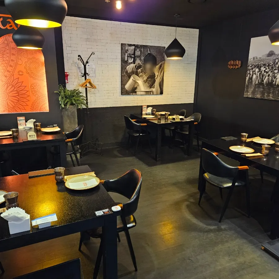 Spacious, clean dining hall at Kari Indian restaurant