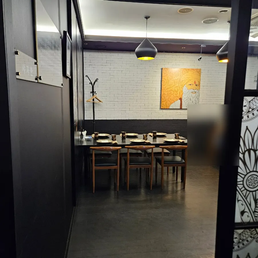 Seating layout inside Kari Bundang Jeongja Café Branch