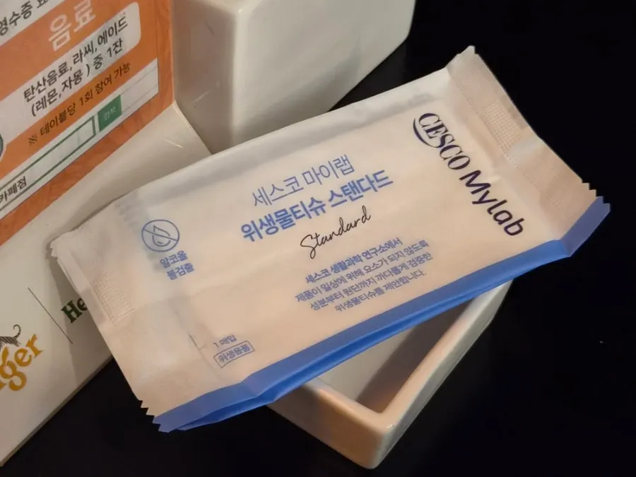 큼직한 접시가 세팅된 테이블