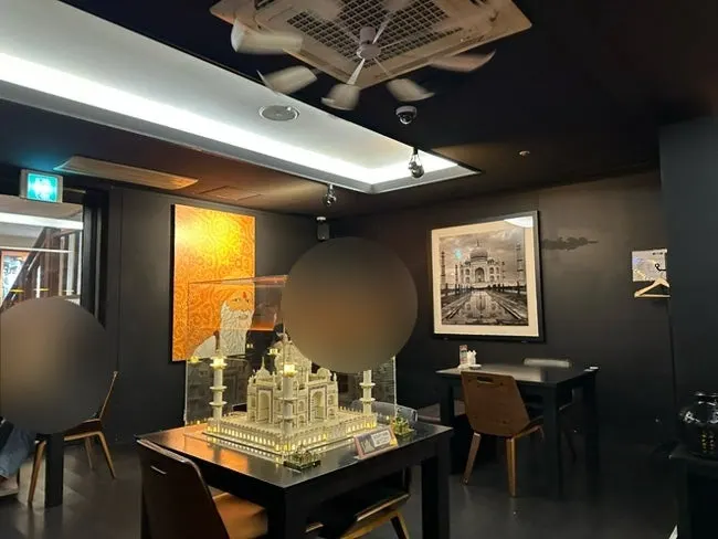 Formal-atmosphere interior of Kari's main hall