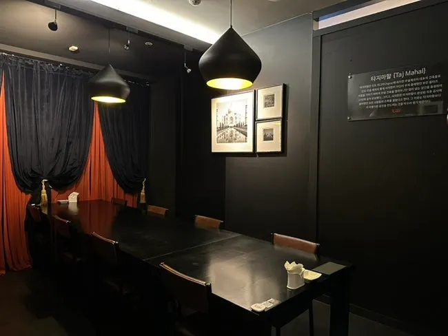 Private seating arrangement in a Kari room