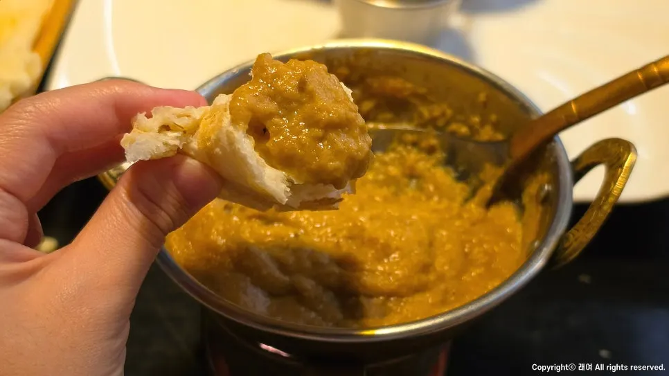 커리에 찍어 먹는 알루파라타