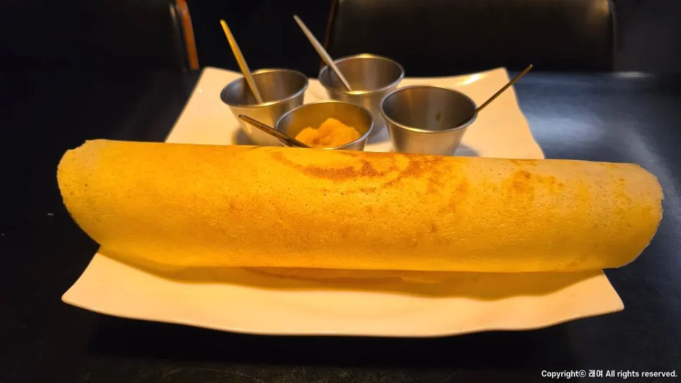 커리와 빵이 함께 차려진 테이블