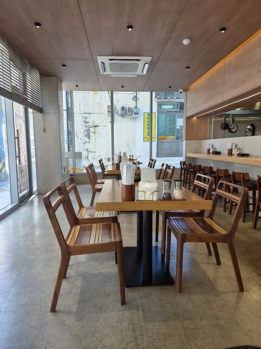 오픈 주방이 보이는 카츠김선도 매장 전경