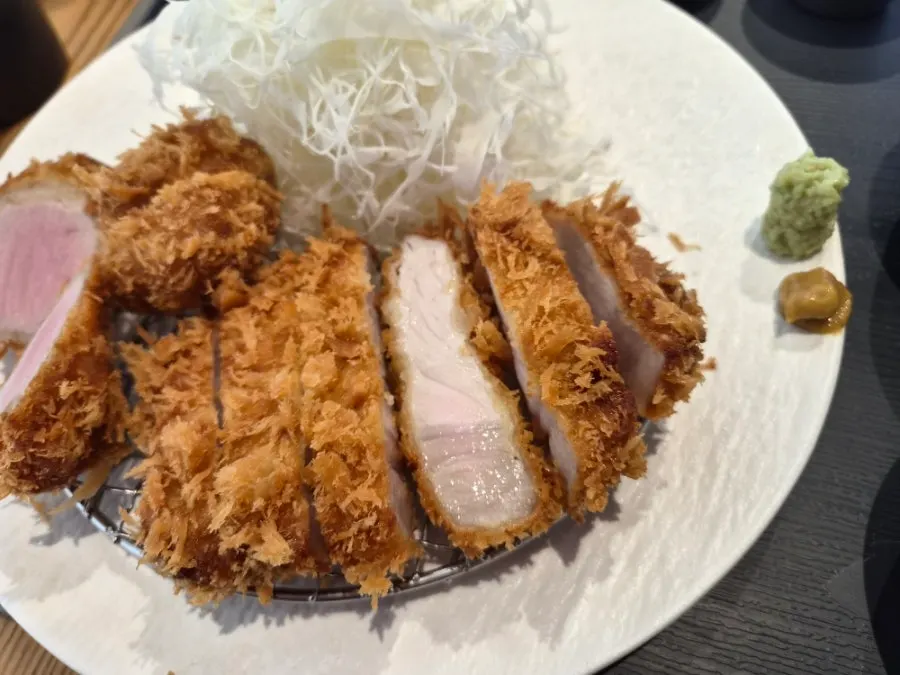 차려진 김선도 정식과 반반 돈카츠 정식 상차림