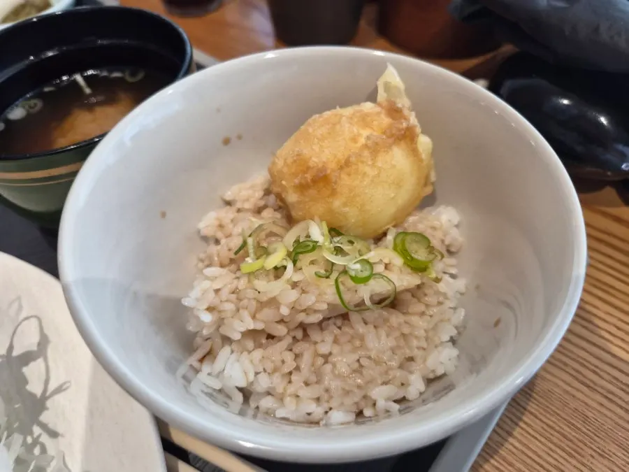 푸짐하게 담긴 모둠 카츠 접시