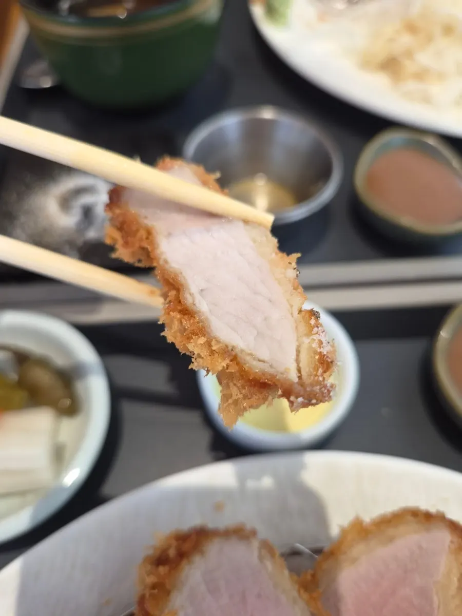 분홍빛이 도는 두툼한 돈카츠 단면