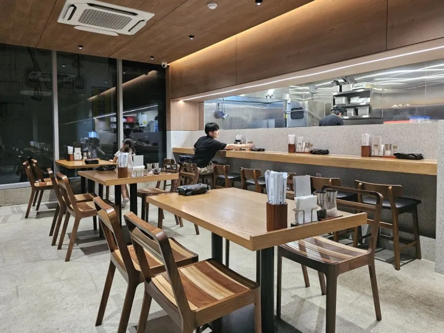 우드톤 인테리어의 카츠김선도 내부 테이블