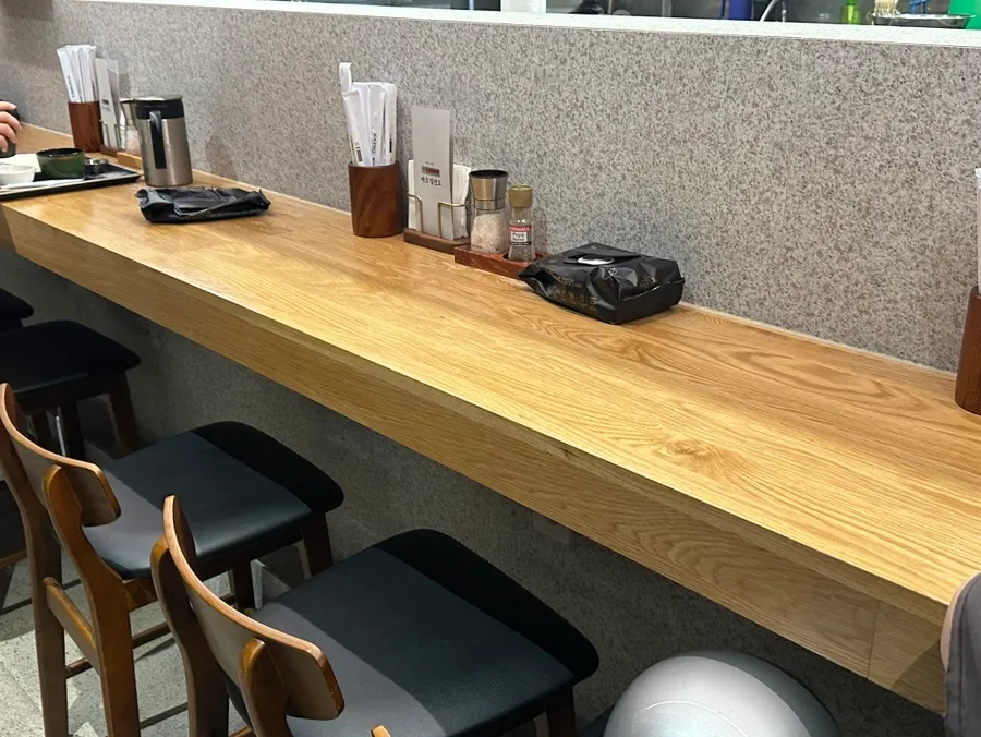 오픈 주방이 보이는 카츠김선도 내부
