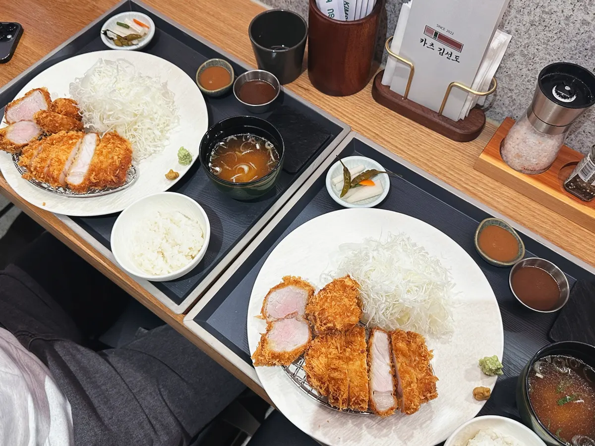밥과 국물이 함께 나온 반반돈카츠정식 상차림