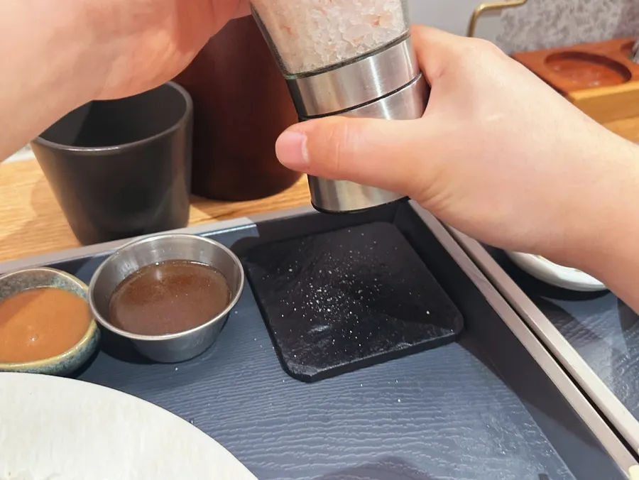 소스에 찍은 등심돈카츠
