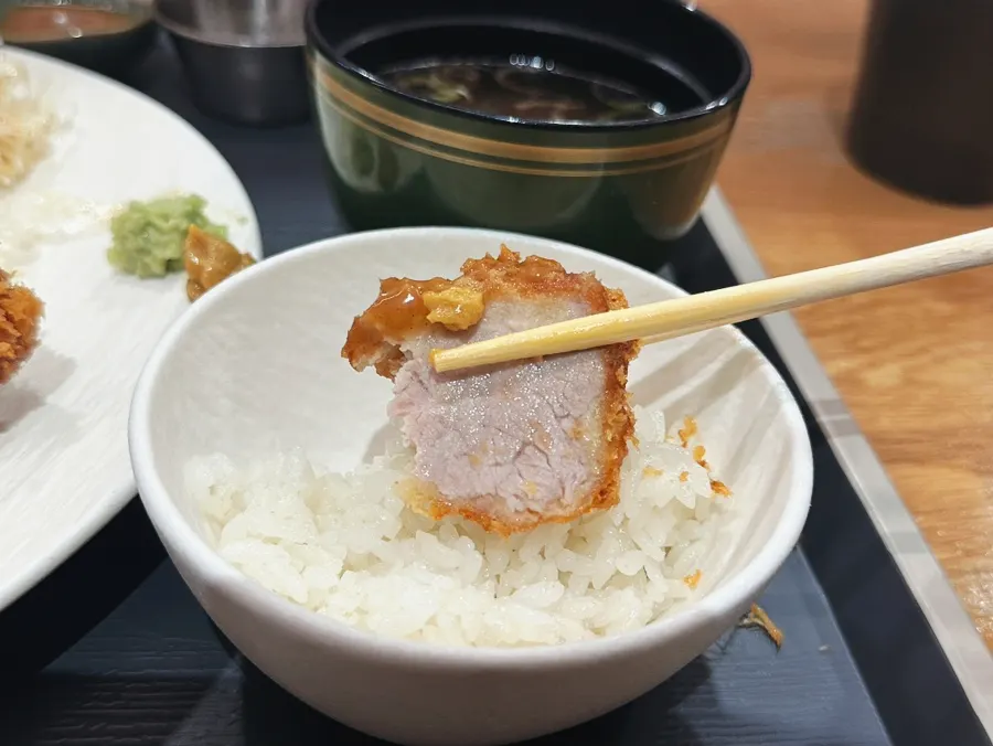부드러운 결이 보이는 안심돈카츠 단면