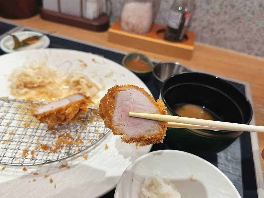 등심과 안심을 번갈아 먹는 반반돈카츠정식