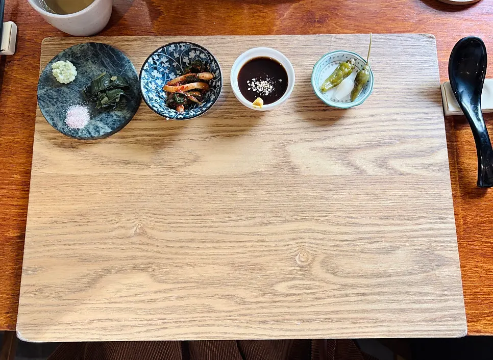 정갈하게 세팅된 카츠키친 상차림