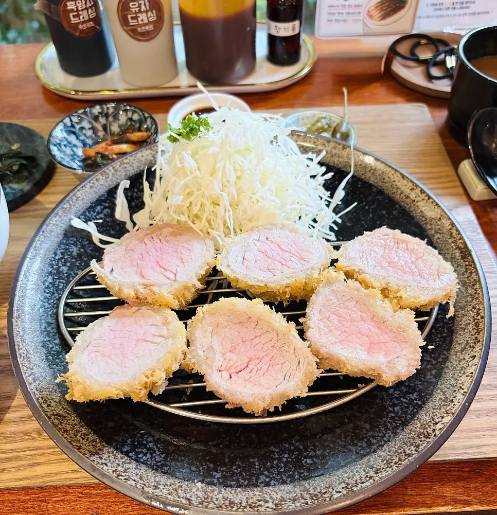 카레를 밥에 비벼 먹는 모습
