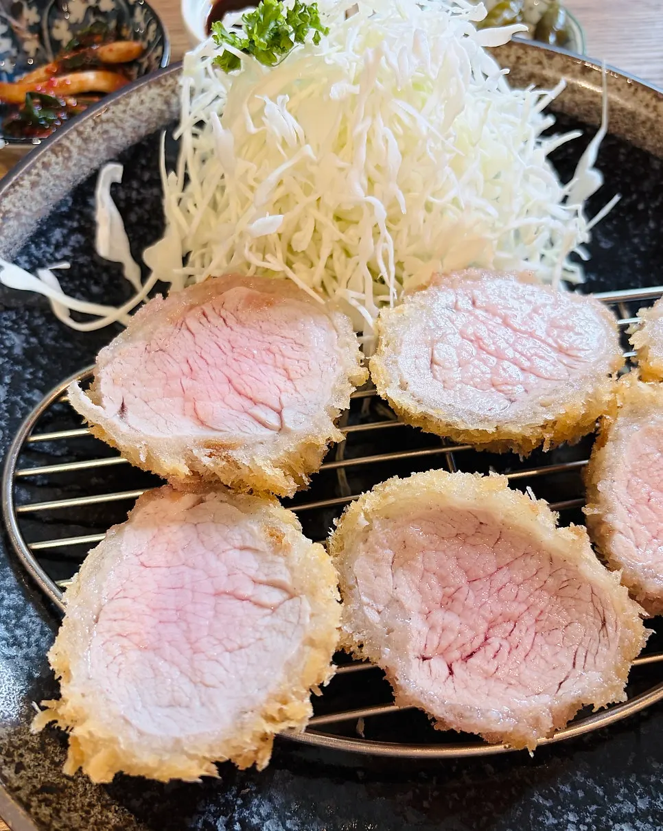 분홍빛 단면의 히레카츠 접시