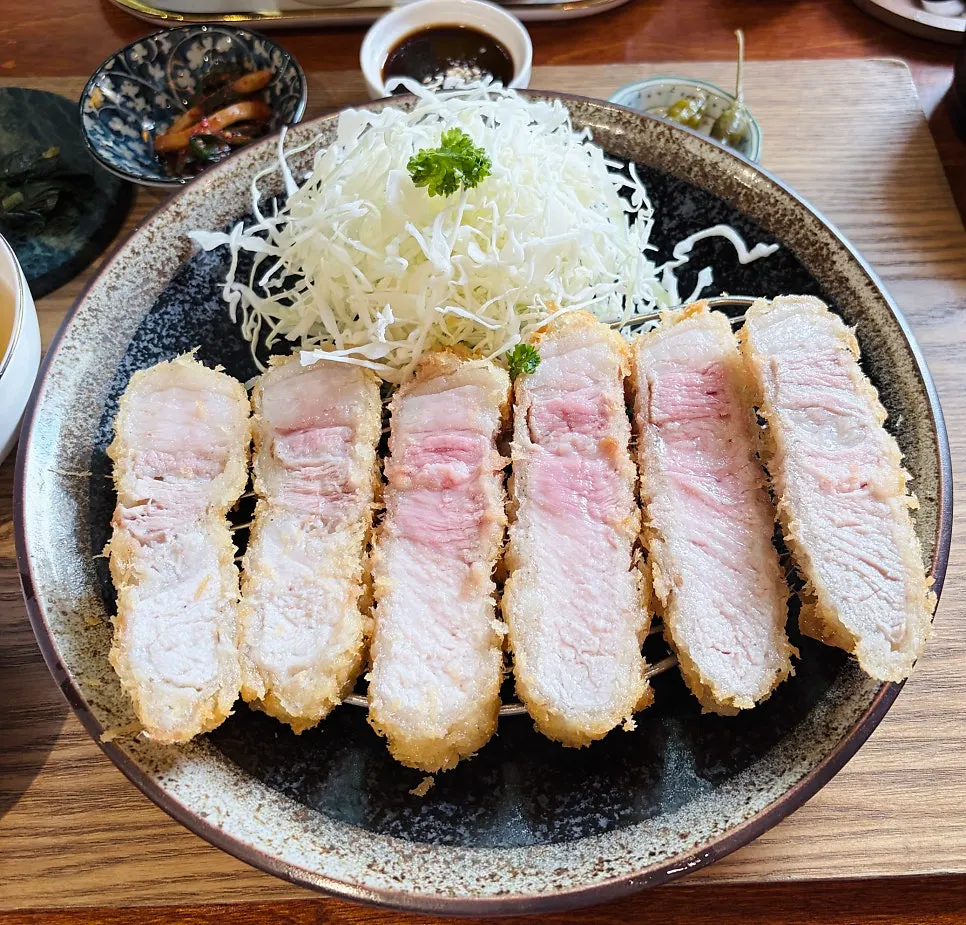 직접 담근 파김치를 올린 히레카츠