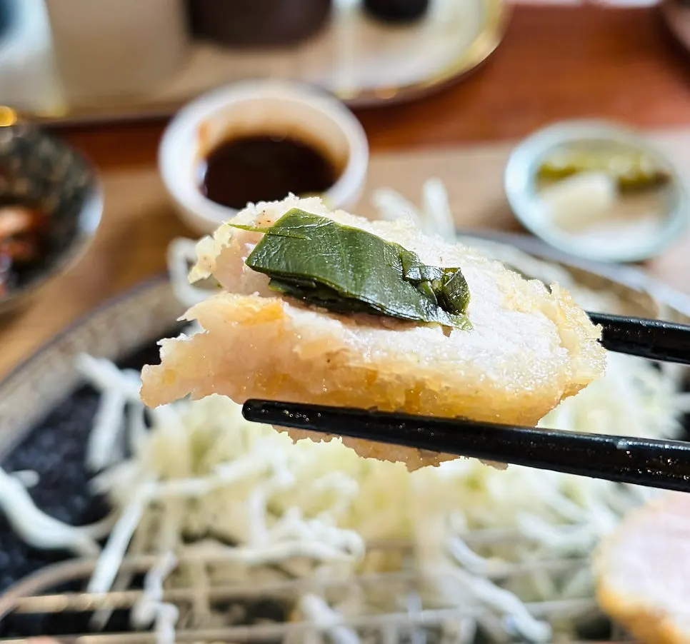 참기름과 파김치를 함께 올린 카츠