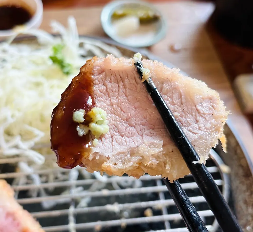 명이나물을 올린 돈카츠 조합