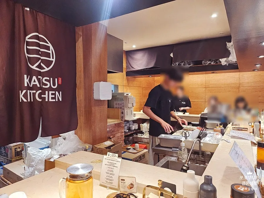 차분한 일식당 분위기의 카츠키친 내부