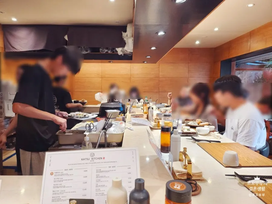 오후 시간에도 손님으로 찬 카츠키친 좌석