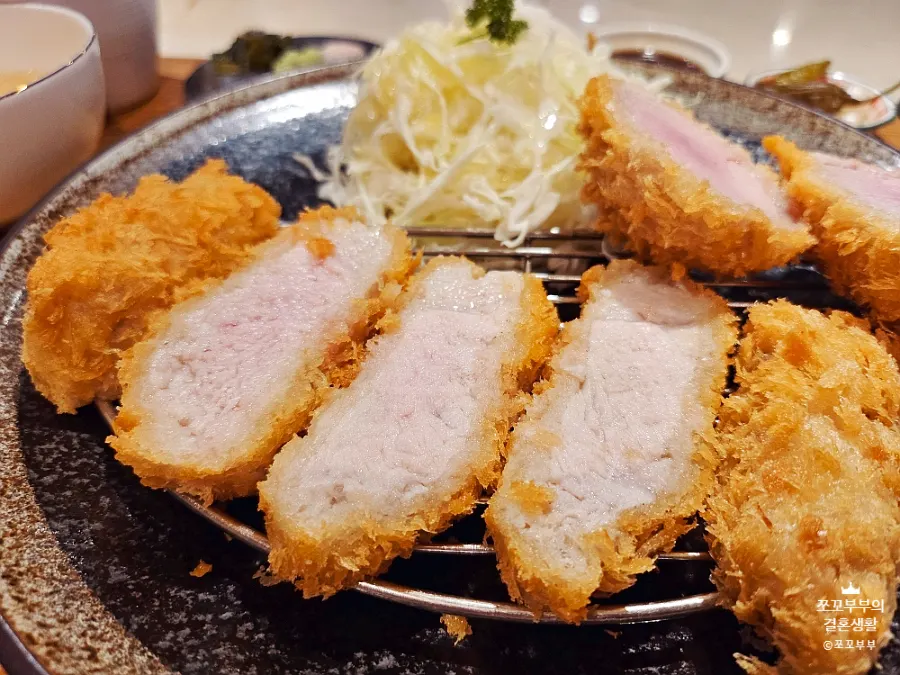 카츠믹스1 정식에 나온 돈카츠 접시