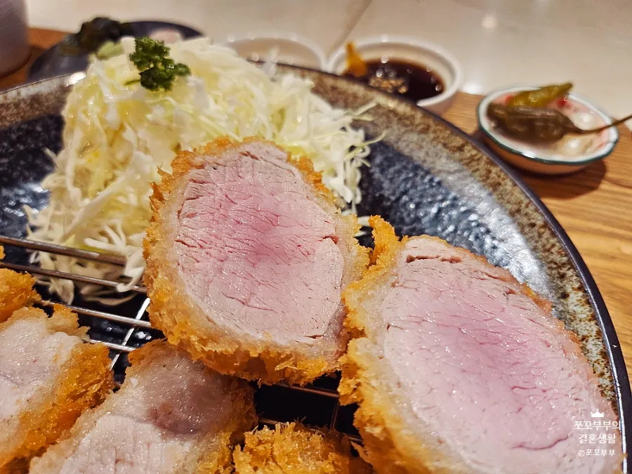 한 조각 집어 든 히레카츠