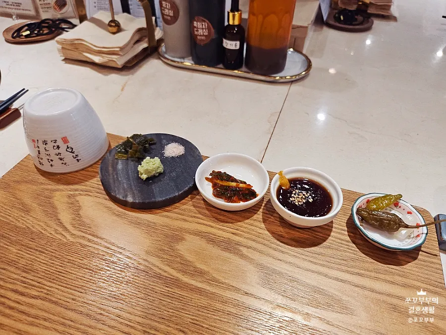 카츠키친 반찬으로 나온 파김치