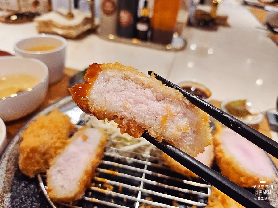 돈카츠와 파김치를 함께 담은 모습