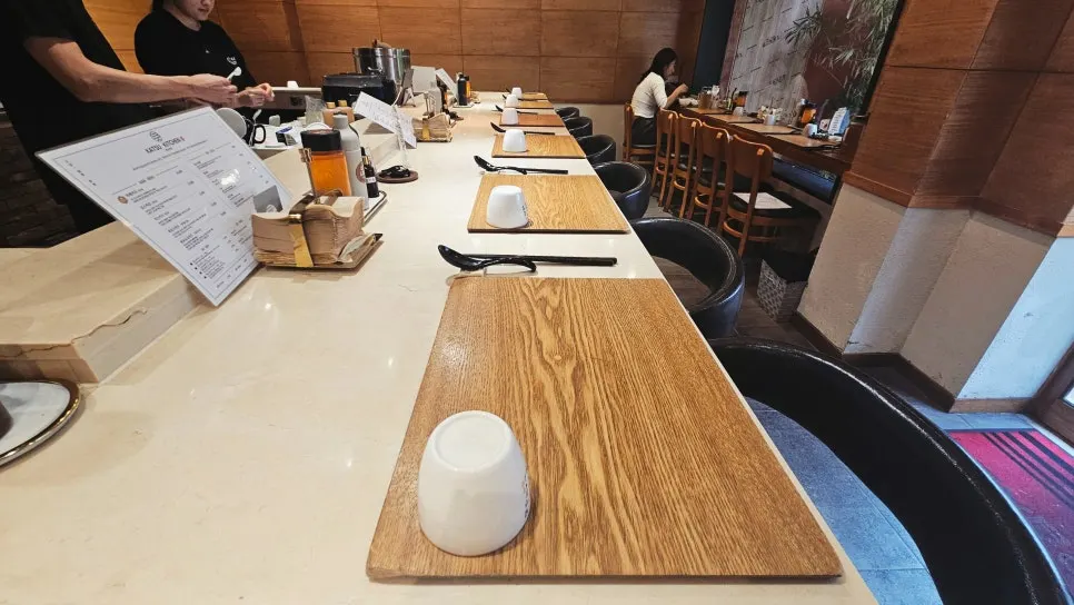 창밖 대나무가 보이는 카츠키친 혼밥석