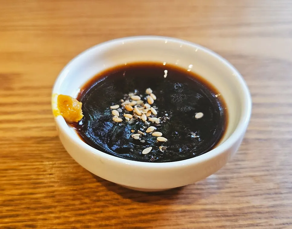 와사비와 히말라야 핑크솔트가 담긴 접시
