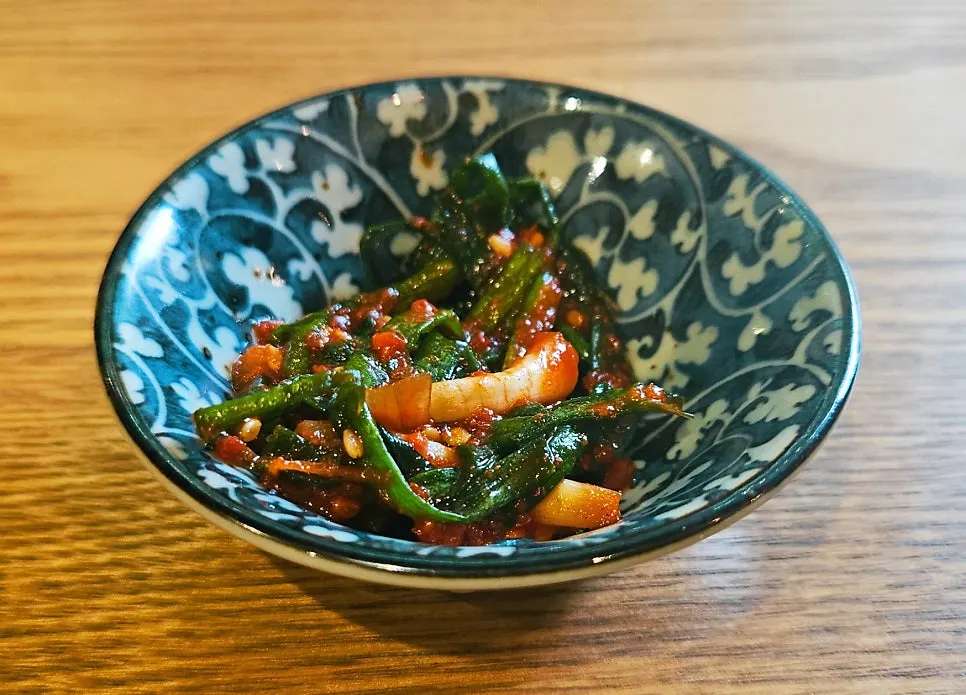 파김치와 명이나물, 락교 등 기본 반찬
