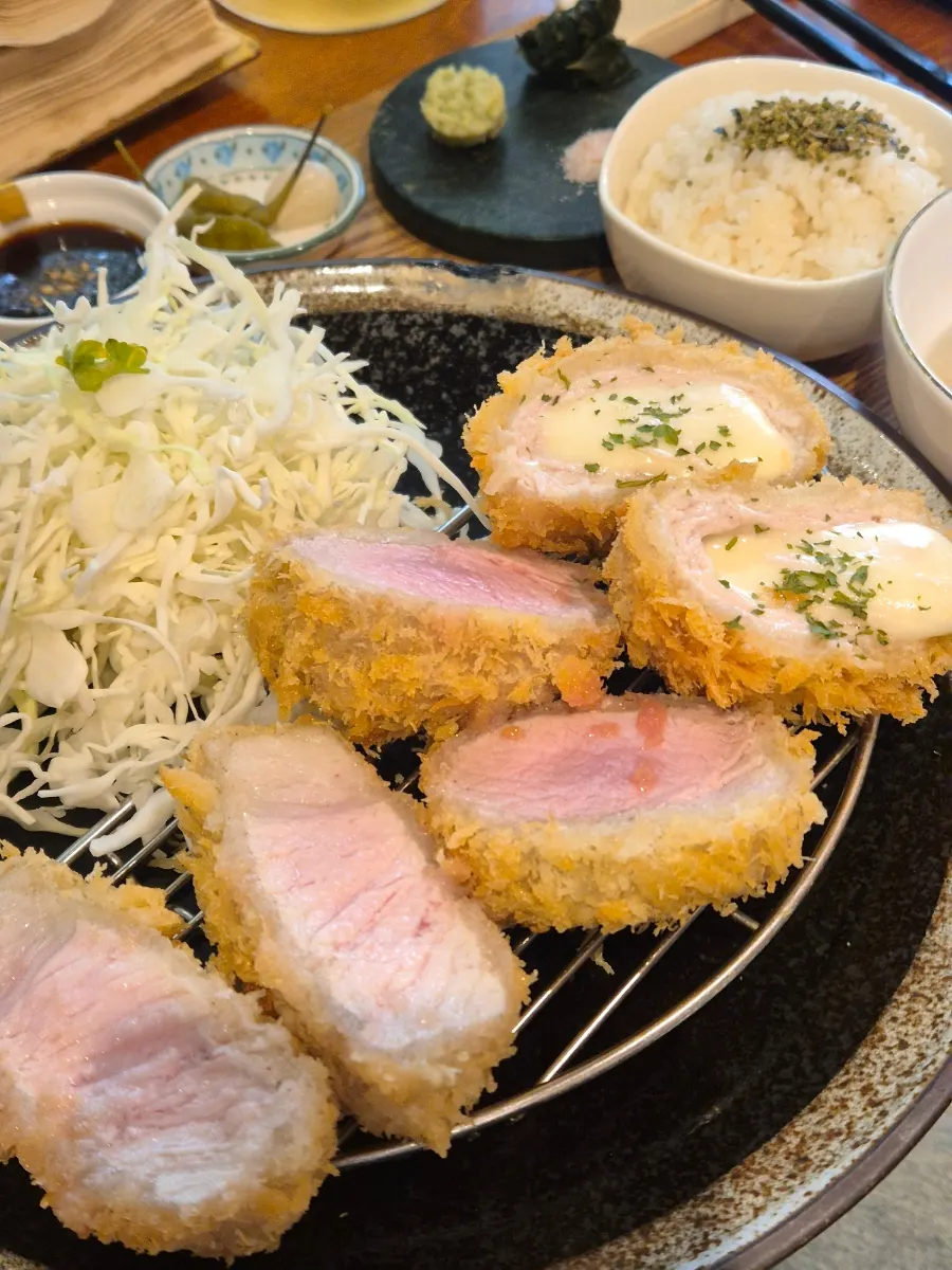 밥과 장국이 함께 나온 카츠 믹스 3 구성