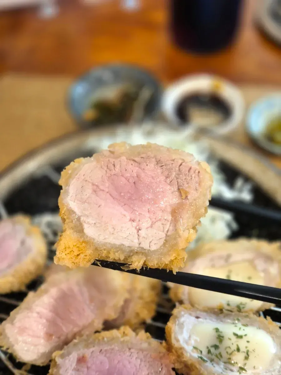 두툼하게 썰린 로스카츠