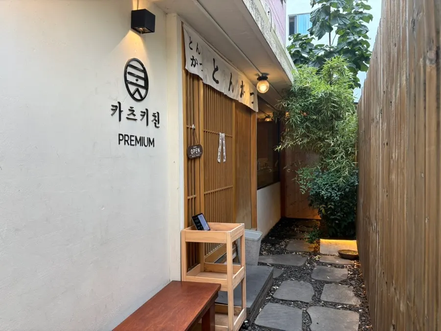 우측으로 꺾어 들어가는 매장 입구 통로