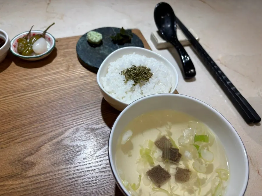 밥과 소고기 국이 놓인 식사 구성