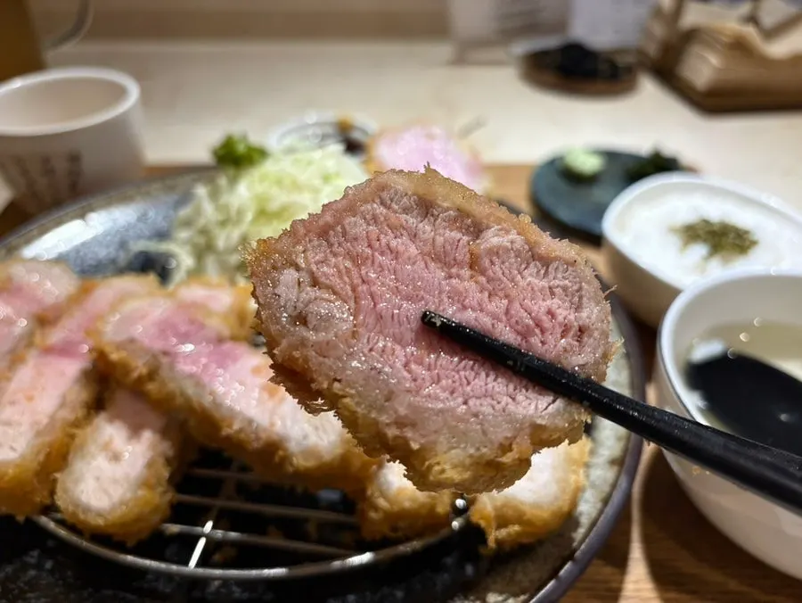 참기름을 곁들인 특로스카츠 한 조각