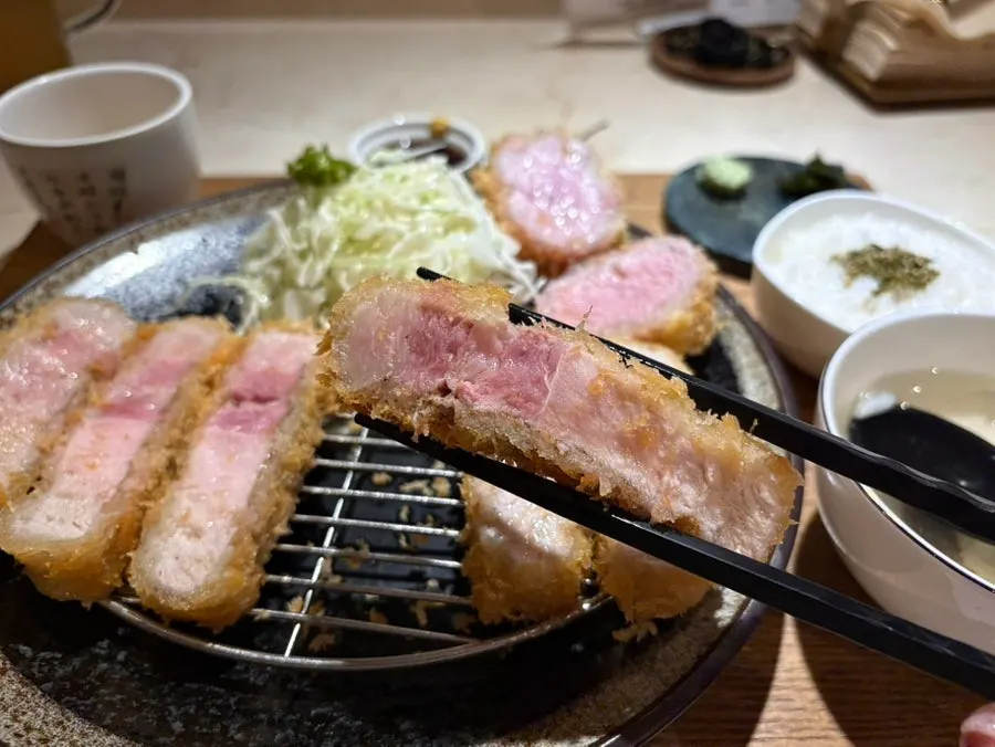 겉은 바삭하고 속은 촉촉한 카츠 단면