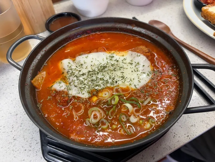 A full set of kimchi cheese nabe tonkatsu