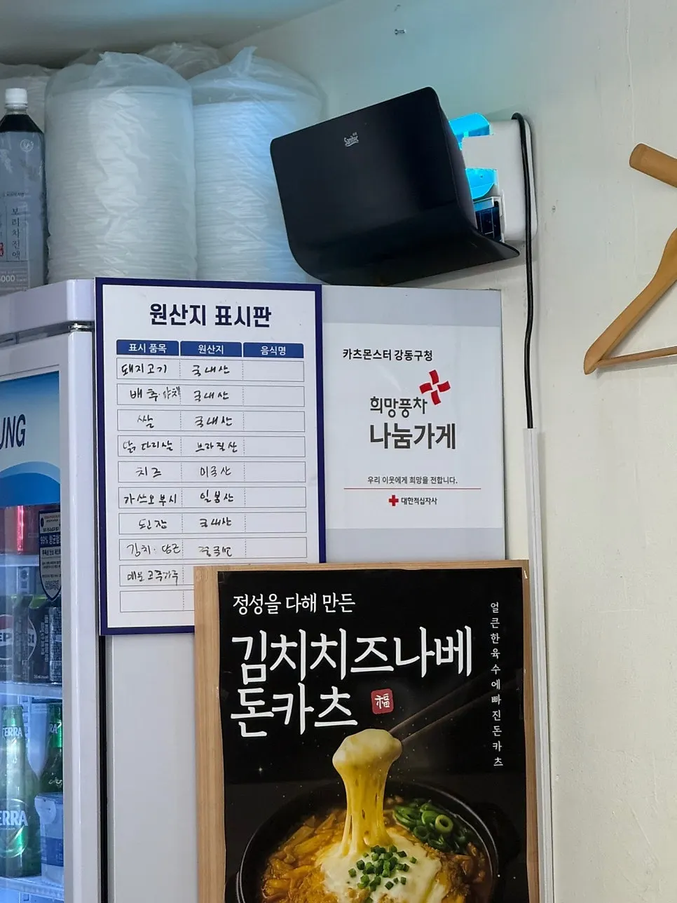 주방이 보이는 카운터석 풍경