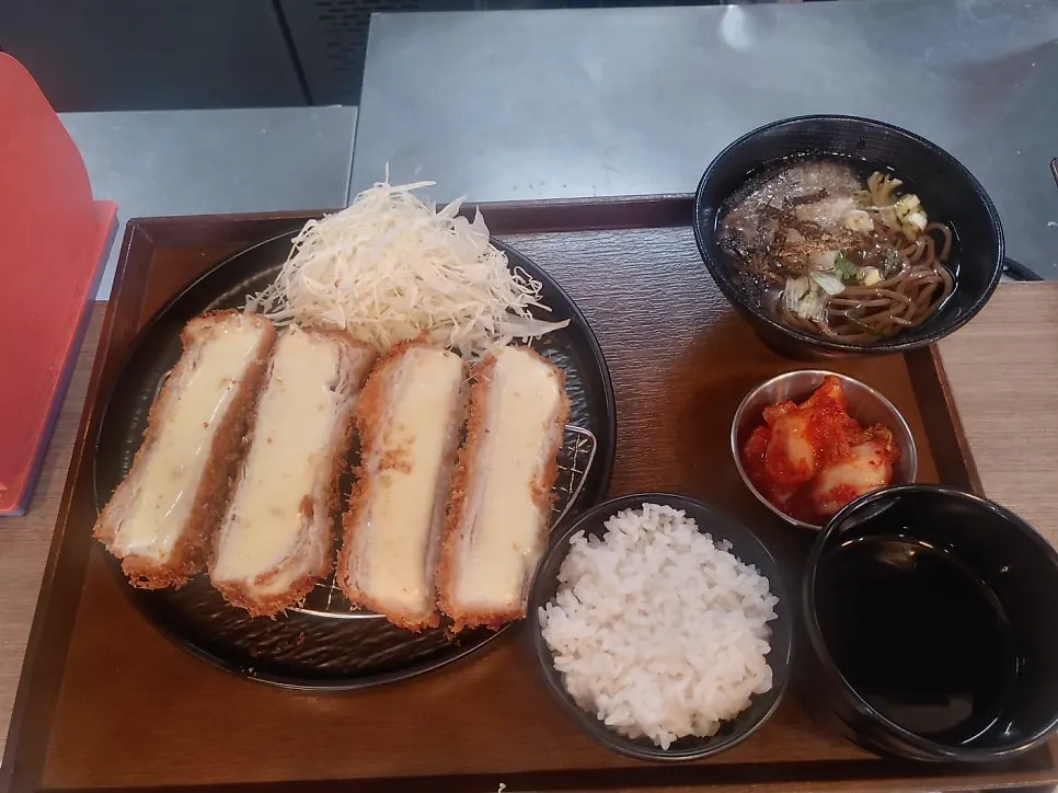 갓 튀겨 나온 카츠몬스터 돈까스 접시