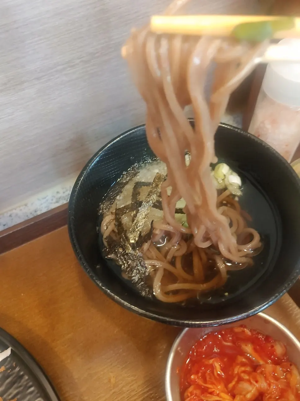 돈까스 단면과 소스 곁들인 모습
